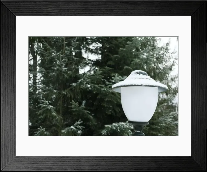 Framed Print : Lamp post in snowy day, space for text Framed Print : Lamp post in snowy day, space for text