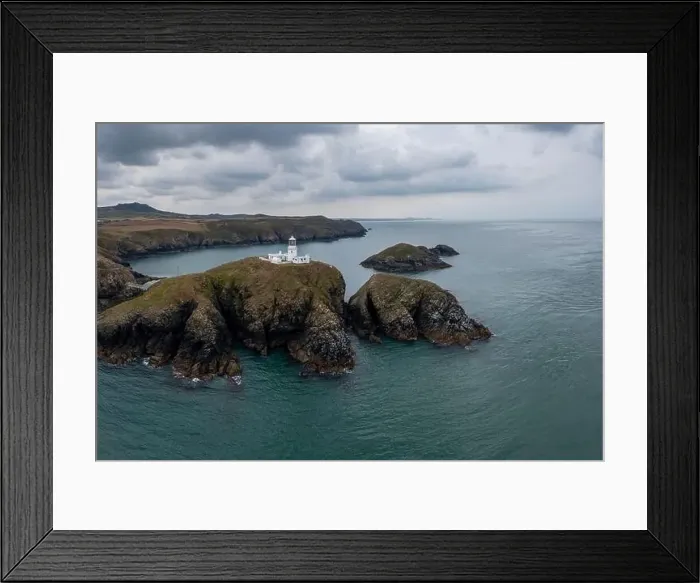 Framed Print : Landscape view of the Pembrokeshire coast with the historic Strumble Head Lighthouse