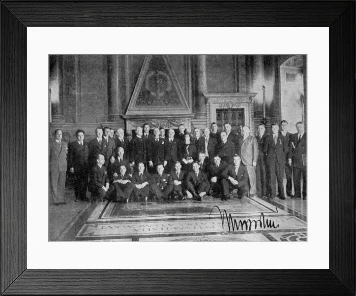 Framed Print : Il Duce poses, FA tour, Palazzo di Venezia, Rome, Italy, 1933 Framed Print : Il Duce poses, FA tour, Palazzo di Venezia, Rome, Italy, 1933