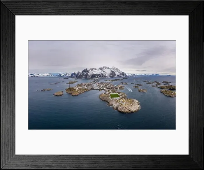 Framed Print : Henningsvaer Fishing Village and Festvagtind Mountain in Winter Framed Print : Henningsvaer Fishing Village and Festvagtind Mountain in Winter