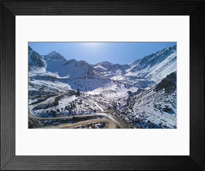 Framed Print : Snow covered Andes mountains near Vallecitos, in Mendoza, Argentina, on a clear sunny day Framed Print : Snow covered Andes mountains near Vallecitos, in Mendoza, Argentina, on a clear sunny day