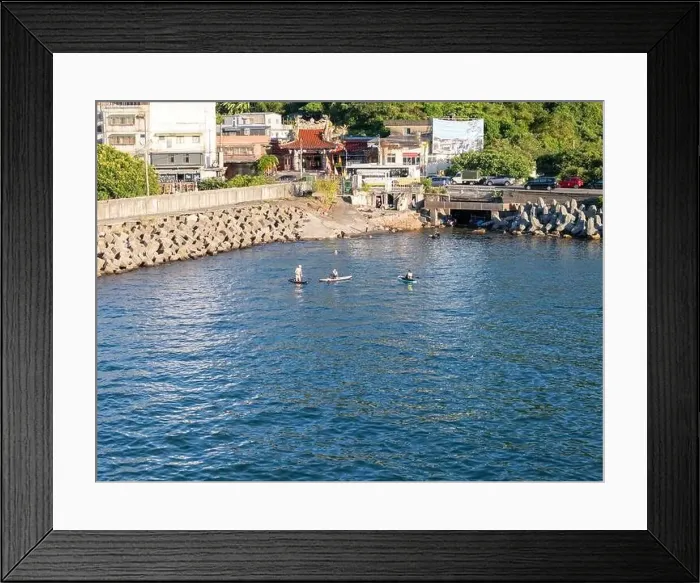 Framed Print : Young people enjoying marine sports such as SUP in Keelung City, Taiwan. September 2024 Framed Print : Young people enjoying marine sports such as SUP in Keelung City, Taiwan. September 2024