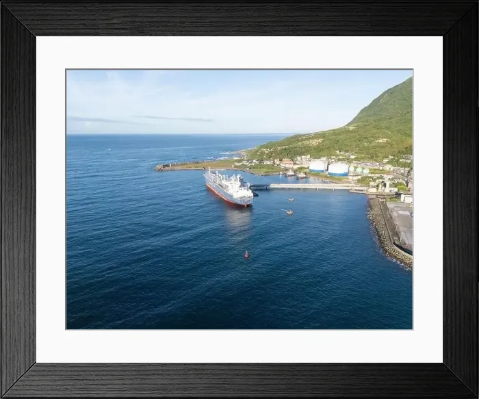 Framed Print : Young people enjoying marine sports such as SUP in Keelung City, Taiwan. September 2024 Framed Print : Young people enjoying marine sports such as SUP in Keelung City, Taiwan. September 2024