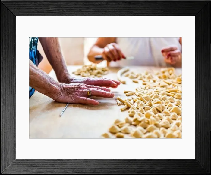 Framed Print : An old woman, while prepare by hands Orecchiette, typical italian pasta
