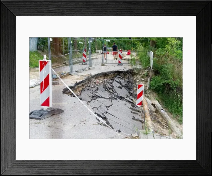 Framed Print : Landslide place on Sienkiewicza Street in Gdynia, Poland. 2nd August 2017 © Wojciech Strozyk / Alamy Stock Photo Framed Print : Landslide place on Sienkiewicza Street in Gdynia, Poland. 2nd August 2017 © Wojciech Strozyk / Alamy Stock Photo