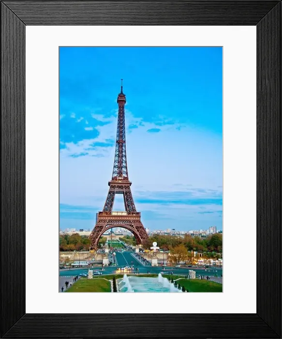 Framed Print : Paris, France. The Eiffel Tower, the landmark of the town. Frankreich. Der Eiffelturm, das Wahrzeichen der Stadt Framed Print : Paris, France. The Eiffel Tower, the landmark of the town. Frankreich. Der Eiffelturm, das Wahrzeichen der Stadt