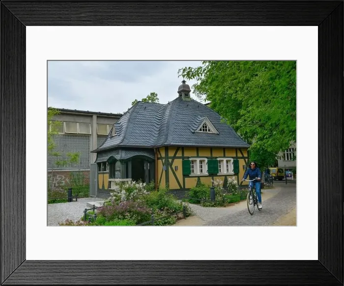 Framed Print : Pavillon, Perelsplatz, Friedenau, Tempelhof-Schöneberg, Berlin, Deutschland Framed Print : Pavillon, Perelsplatz, Friedenau, Tempelhof-Schöneberg, Berlin, Deutschland