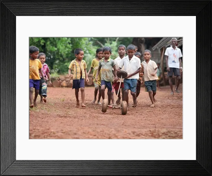 Framed Print : Katkari tribal children playing on the street, Karambali village, Maharashtra, India Framed Print : Katkari tribal children playing on the street, Karambali village, Maharashtra, India