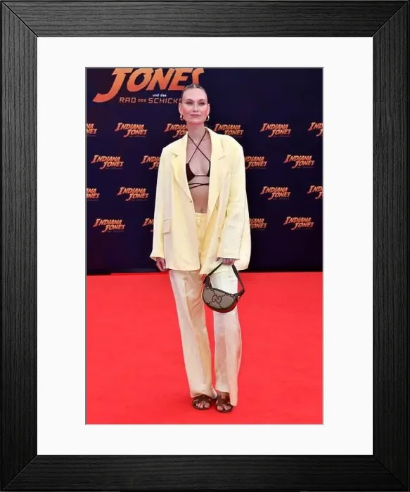Framed Print : Carolin Niemczyk von Glasperlenspiel bei der Premiere des Kinofilms Indiana Jones