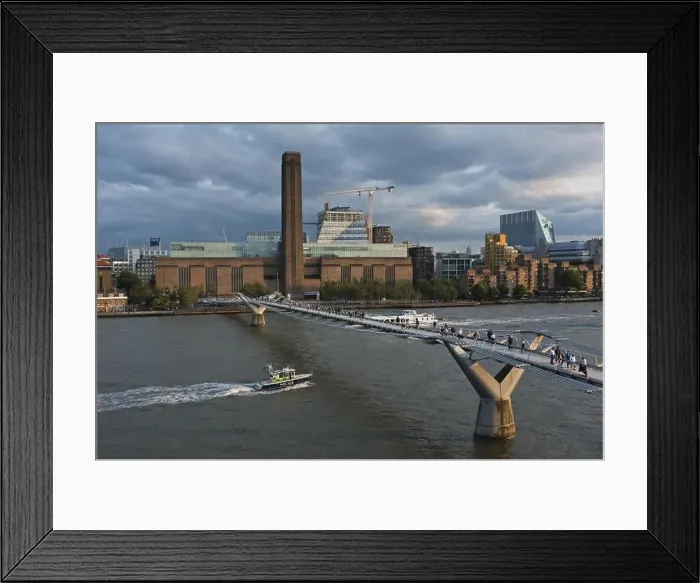 Framed Print : The Millennium Bridge over the Thames leading to the Tate Modern in London