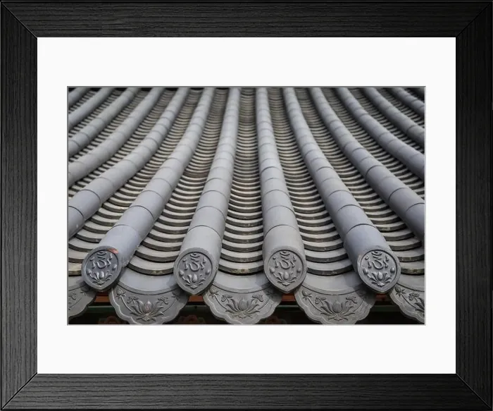 Framed Print : Close-up of an old South Korean or East Asian traditional house roof with tiles. Viewed from the front Framed Print : Close-up of an old South Korean or East Asian traditional house roof with tiles. Viewed from the front