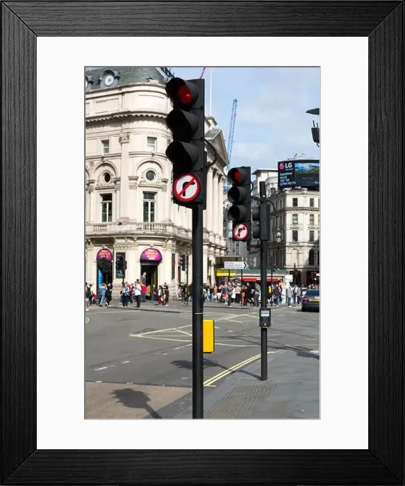 Framed Print : Traffic Light at Piccadilly Circus, London UK Framed Print : Traffic Light at Piccadilly Circus, London UK