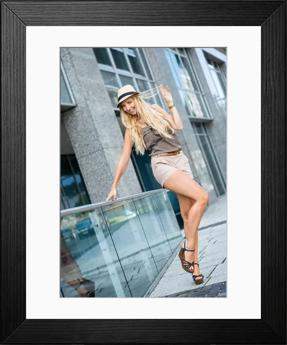 Framed Print : junge lachende frau im sommer in der stadt mit langen blonden haaren und shorts Framed Print : junge lachende frau im sommer in der stadt mit langen blonden haaren und shorts