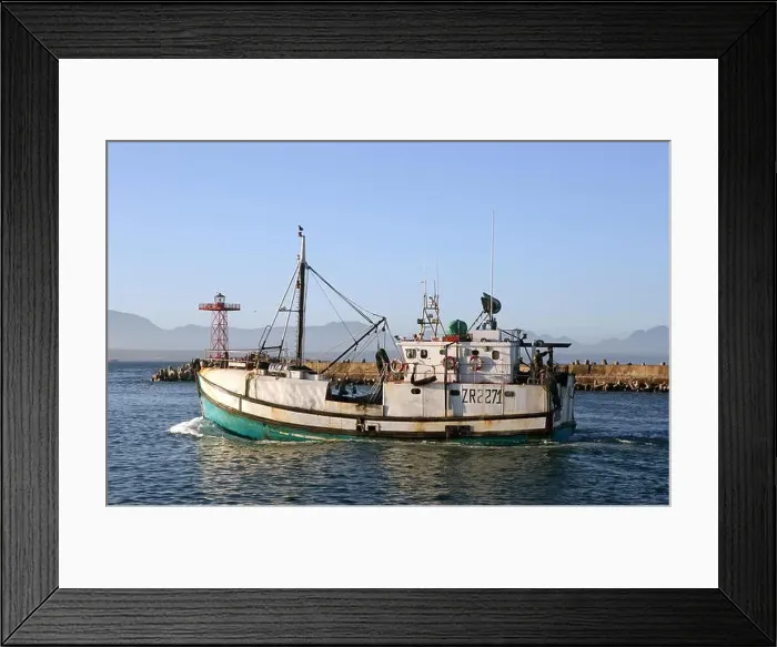 Framed Print : Sardine fishing boat leaves Mossel Bay port