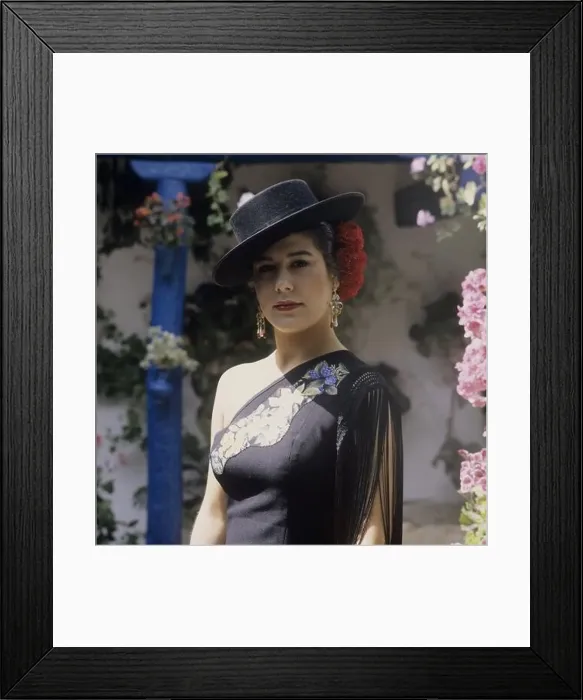 Framed Print : MUJER CORDOBESA EN UN PATIO CORDOBES