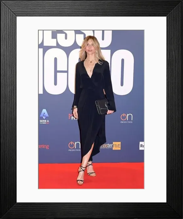 Framed Print : Nicoletta Romanoff bei der Premiere des Dokumentarfilms Adesso vinco io - Marcello Lippi im Space Cinema Moderno Framed Print : Nicoletta Romanoff bei der Premiere des Dokumentarfilms Adesso vinco io - Marcello Lippi im Space Cinema Moderno