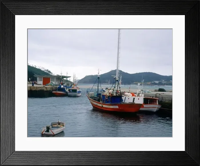 Framed Print : RIA DEL BARQUERO CON BARCA PESQUERAS ANCLADAS - FOTO AÑOS 90. Location: EXTERIOR. PUERTO DE BARES. LUGO. SPAIN Framed Print : RIA DEL BARQUERO CON BARCA PESQUERAS ANCLADAS - FOTO AÑOS 90. Location: EXTERIOR. PUERTO DE BARES. LUGO. SPAIN