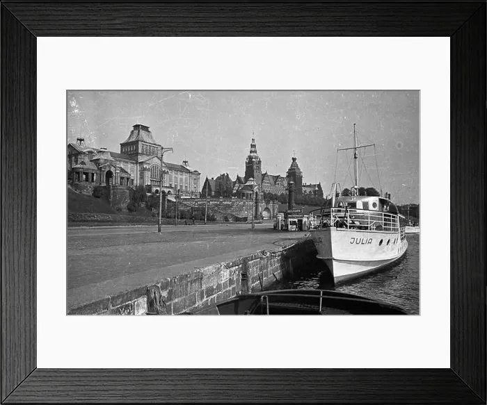 Framed Print : Szczecin, 1948-10. Bulwar Wa³y Chrobrego z kompleksem budynków Framed Print : Szczecin, 1948-10. Bulwar Wa³y Chrobrego z kompleksem budynków