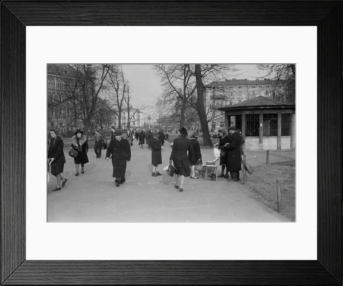 Framed Print : Kraków, 1947, wiosna. Wygl¹d dawnej stolicy Polski po dwóch latach od zakoñczenia II wojny œwiatowej Framed Print : Kraków, 1947, wiosna. Wygl¹d dawnej stolicy Polski po dwóch latach od zakoñczenia II wojny œwiatowej
