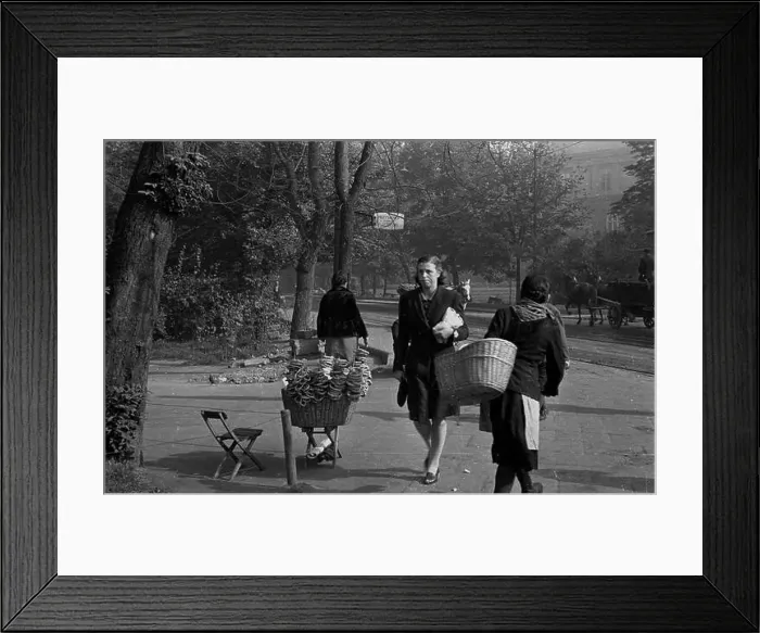 Framed Print : Kraków, 1947-10-08. Stoisko z obwarzankami na Plantach Framed Print : Kraków, 1947-10-08. Stoisko z obwarzankami na Plantach