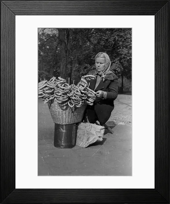 Framed Print : Kraków, 1947-10-08. Kobieta handluj¹ca obwarzankami na Plantach Framed Print : Kraków, 1947-10-08. Kobieta handluj¹ca obwarzankami na Plantach
