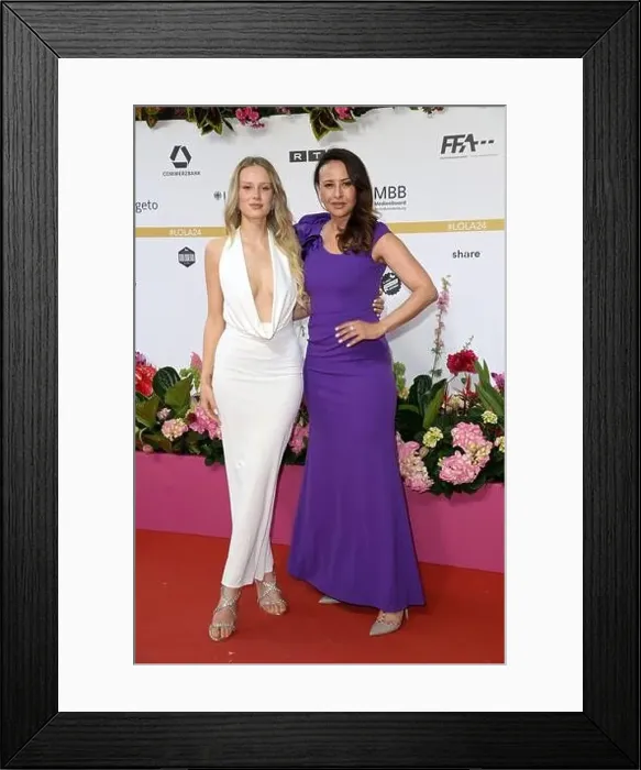 Framed Print : Laura-Marie Geissler und Sinta Weisz bei der 74 Framed Print : Laura-Marie Geissler und Sinta Weisz bei der 74