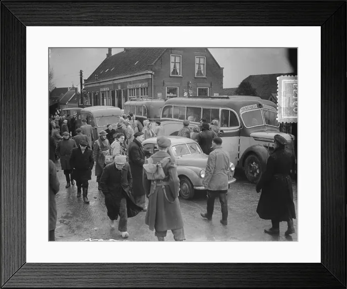 Framed Print : s-Gravendeel. Evacuatie bevolking, Bestanddeelnr 905-5160 Framed Print : s-Gravendeel. Evacuatie bevolking, Bestanddeelnr 905-5160