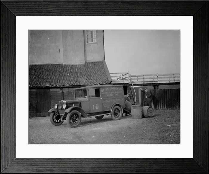 Framed Print : A delivery of beer barrels at the Long Reach Tavern, Dartford, Kent - 7 February 1938 Framed Print : A delivery of beer barrels at the Long Reach Tavern, Dartford, Kent - 7 February 1938