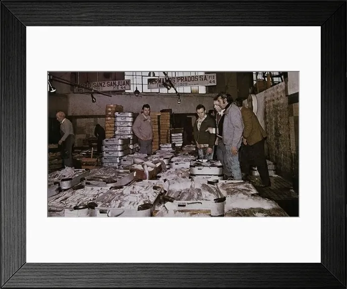 Framed Print : SUBASTA DE PESCADO EN EL ANTIGUO MERCADO DE LA PUERTA DE TOLEDO - FOTO AÑOS 70 Framed Print : SUBASTA DE PESCADO EN EL ANTIGUO MERCADO DE LA PUERTA DE TOLEDO - FOTO AÑOS 70