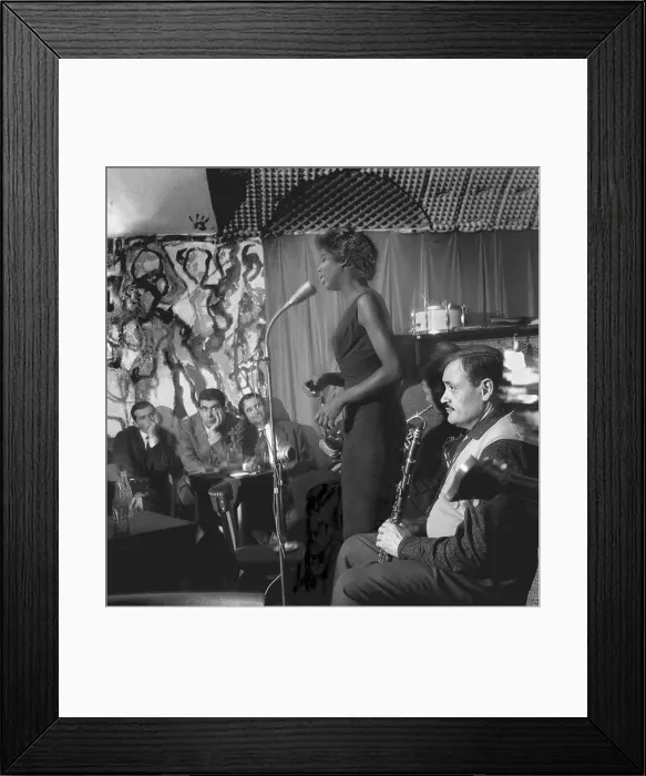 Framed Print : Gloria Stewart cantando y Pocholo al clarinete. Sala Jamboree. Barcelona, inicios de los años 60 Framed Print : Gloria Stewart cantando y Pocholo al clarinete. Sala Jamboree. Barcelona, inicios de los años 60