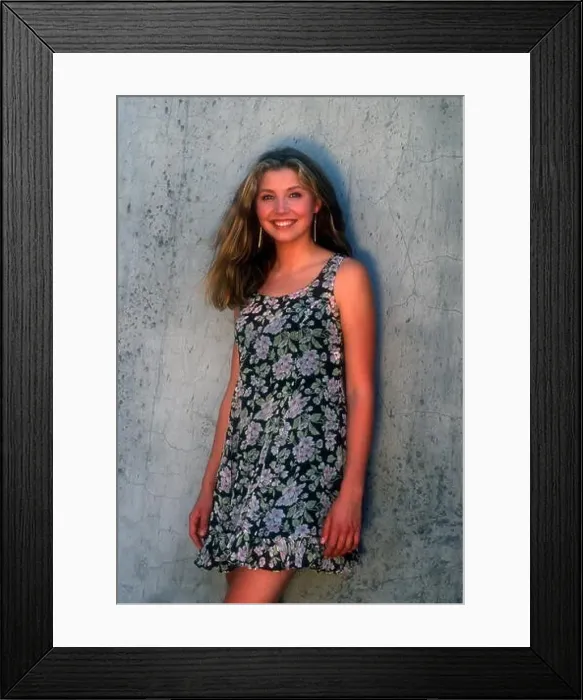 Framed Print : Malibu, California, USA 27th September 1994 (Exclusive) Actress Sarah Chalke poses at a photo shoot on September 27 Framed Print : Malibu, California, USA 27th September 1994 (Exclusive) Actress Sarah Chalke poses at a photo shoot on September 27