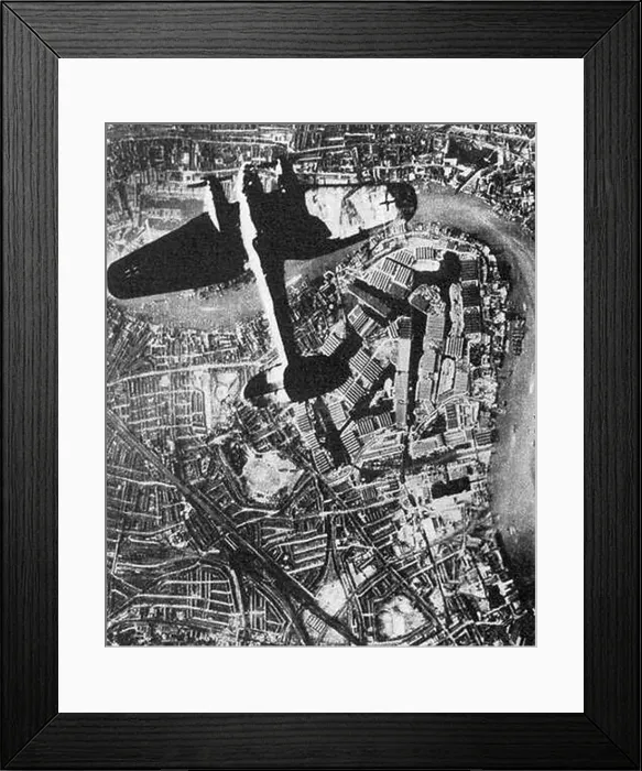 Framed Print : German air raid over central London 1940, Blitz, World War II Framed Print : German air raid over central London 1940, Blitz, World War II