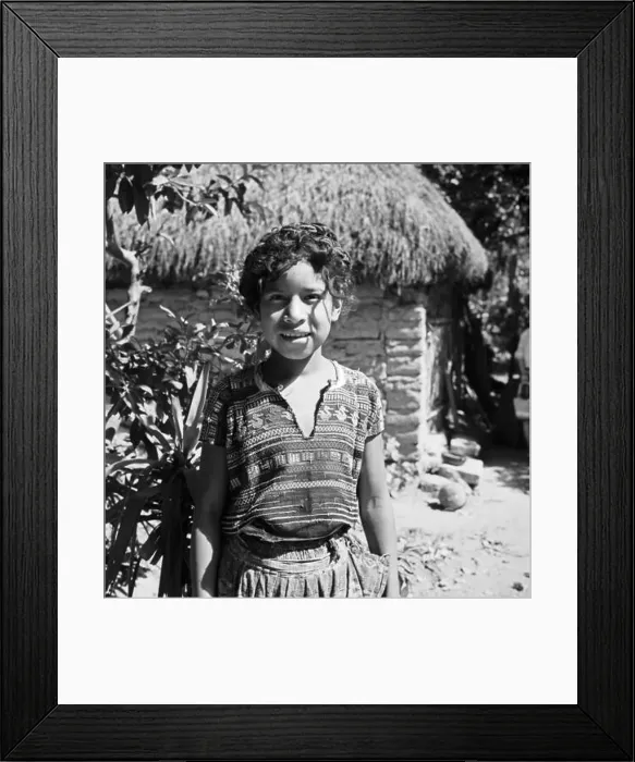 Framed Print : Einheimische in der Nähe der Maya Stadt Zaculeu in Guatemala Framed Print : Einheimische in der Nähe der Maya Stadt Zaculeu in Guatemala