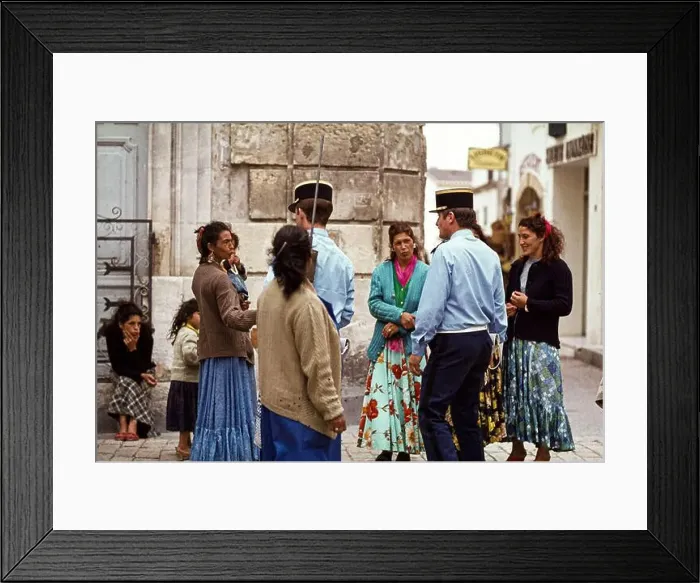 Framed Print : Roma women discuss with French gendarmes in Saintes Maries de la Mer, France 1978 Framed Print : Roma women discuss with French gendarmes in Saintes Maries de la Mer, France 1978