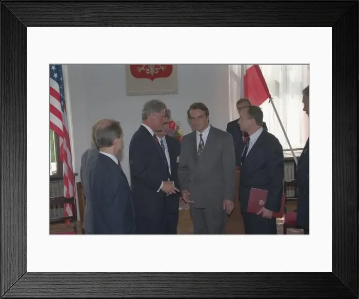 Framed Print : Warszawa 07.07.1994. Wizyta prezydenta Stanów Zjednoczonych Billa Clintona w Polsce w dniach 6-7 lipca Framed Print : Warszawa 07.07.1994. Wizyta prezydenta Stanów Zjednoczonych Billa Clintona w Polsce w dniach 6-7 lipca