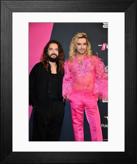 Framed Print : Tom Kaulitz und Bill Kaulitz von Tokio Hotel bei der 24 Framed Print : Tom Kaulitz und Bill Kaulitz von Tokio Hotel bei der 24