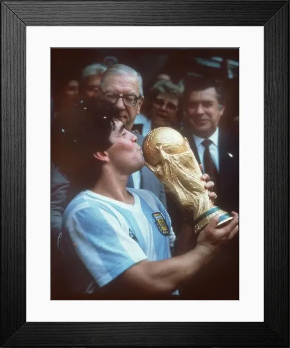 Framed Print : Diego Maradona (Argentina) kuesst the World Cup 1986. 29.06.1986 [automated translation]