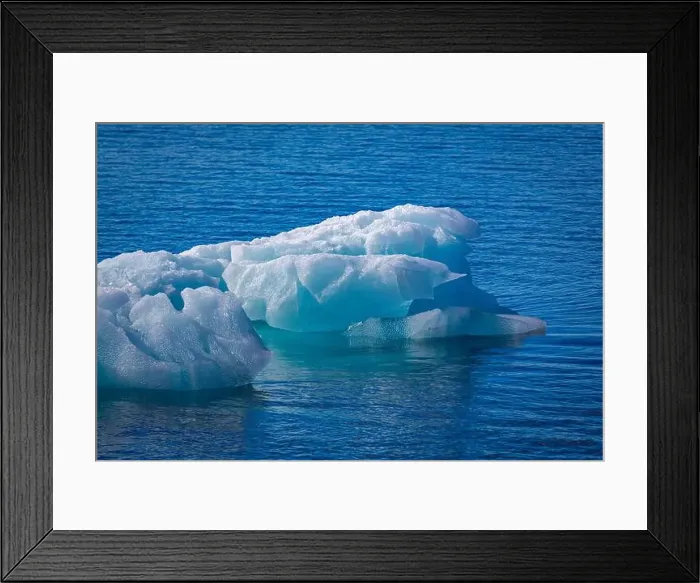 Framed Print : cruising on Svalbard between Spitsbergen and Nordaustlandet anlong with some small icebergs Framed Print : cruising on Svalbard between Spitsbergen and Nordaustlandet anlong with some small icebergs