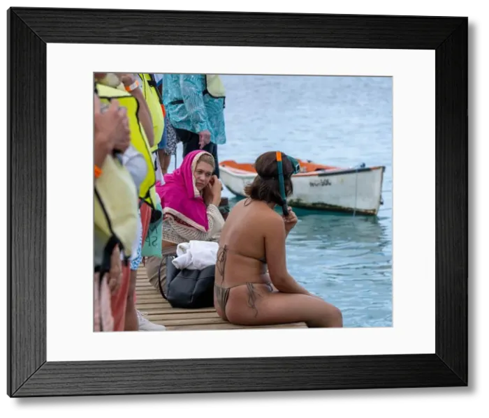 Framed Print : pretty girl snorkeling, looking for turtles Curaçao Framed Print : pretty girl snorkeling, looking for turtles Curaçao