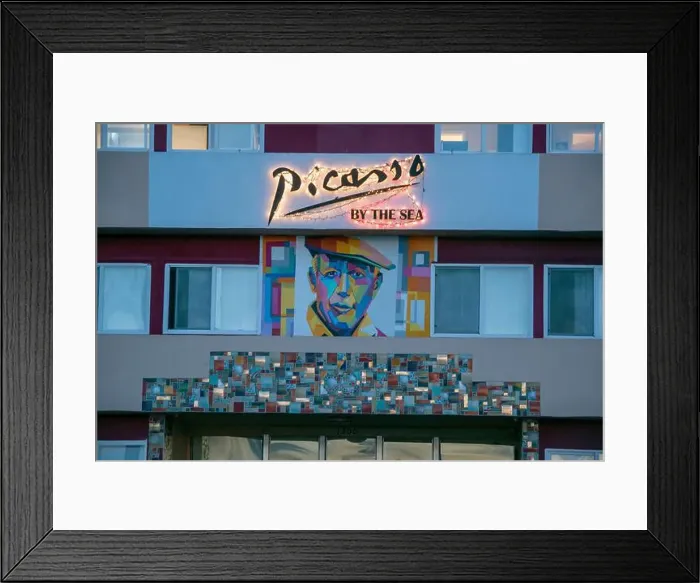 Framed Print : Wild coyotes can be found even in big cities like Los Angeles, CA, USA Framed Print : Wild coyotes can be found even in big cities like Los Angeles, CA, USA