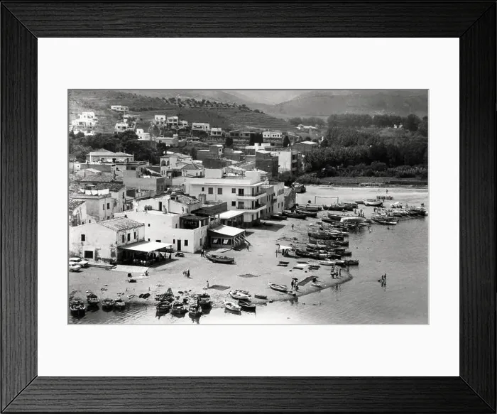 Framed Print : Vista de la playa de Llançà (Girona). Año 1955. Tarjeta postal
