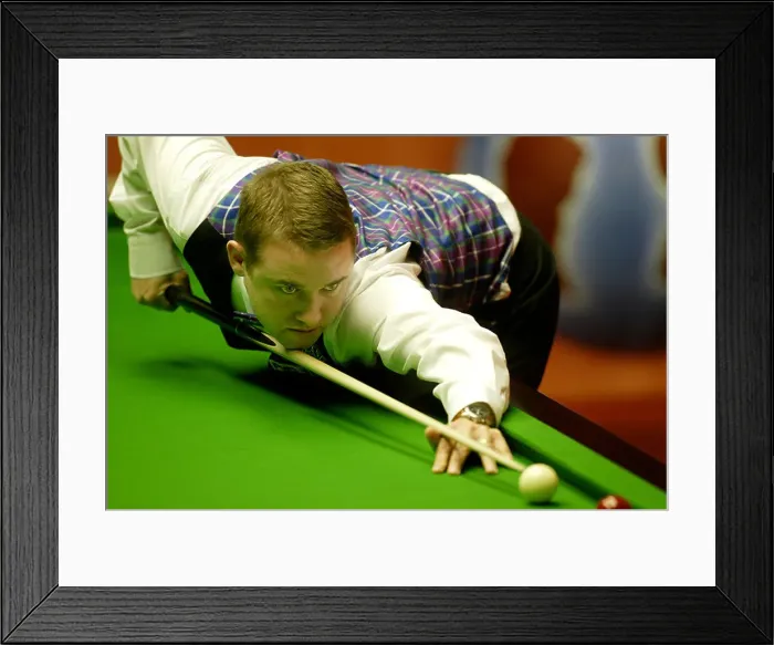 Framed Print : Stephen Hendry playing in the 2004 World Snooker Championships at the Crucible Theatre Framed Print : Stephen Hendry playing in the 2004 World Snooker Championships at the Crucible Theatre