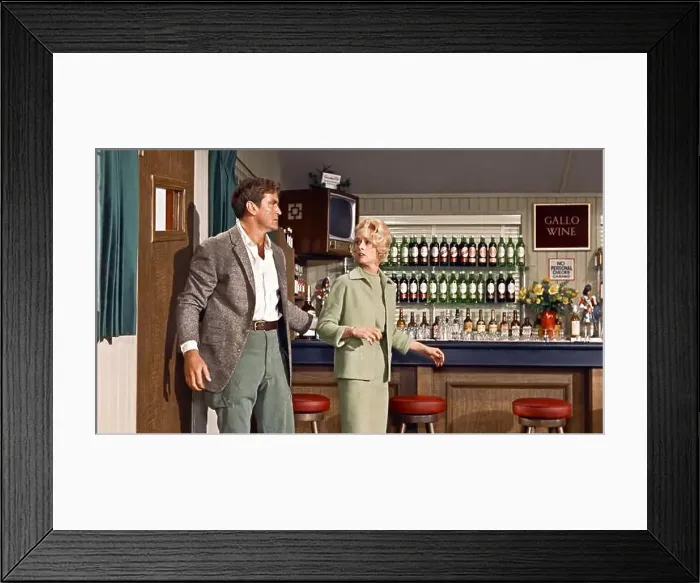 Framed Print : USA.Tippi Hedren and Rod Taylor in a scene from the ©Universal Pictures movie: The Birds (1963) Framed Print : USA.Tippi Hedren and Rod Taylor in a scene from the ©Universal Pictures movie: The Birds (1963)