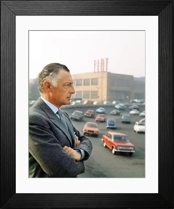 Framed Print : Gianni Agnelli presso lo stabilimento Fiat Mirafiori, Torino 1970 Framed Print : Gianni Agnelli presso lo stabilimento Fiat Mirafiori, Torino 1970
