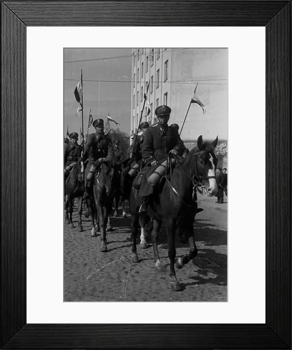 Framed Print : Warszawa, 1947-04-13. Uroczyste rozwi¹zanie 1 Warszawskiej Dywizji Kawalerii