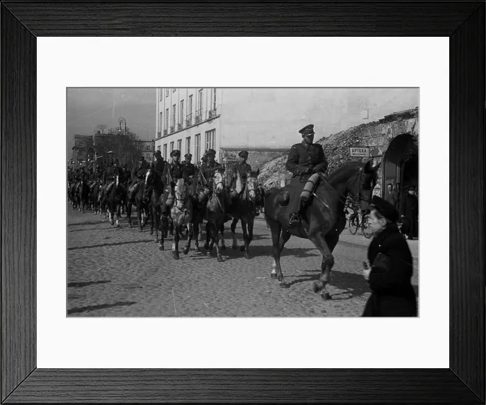 Framed Print : Warszawa, 1947-04-13. Uroczyste rozwi¹zanie 1 Warszawskiej Dywizji Kawalerii