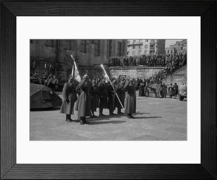Framed Print : Warszawa, 1947-04-13. Uroczyste rozwi¹zanie 1 Warszawskiej Dywizji Kawalerii