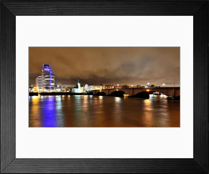 Framed Print : Putney Bridge at night, seen from across the River Thames in London Framed Print : Putney Bridge at night, seen from across the River Thames in London
