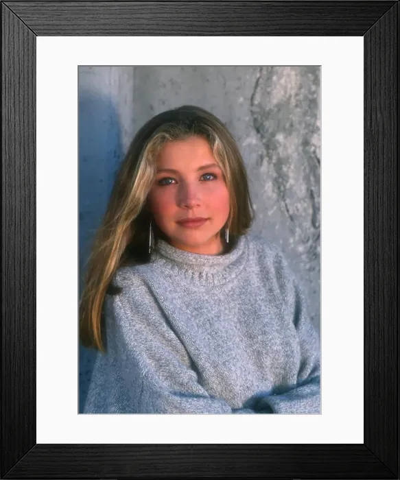 Framed Print : Malibu, California, USA 27th September 1994 (Exclusive) Actress Sarah Chalke poses at a photo shoot on September 27 Framed Print : Malibu, California, USA 27th September 1994 (Exclusive) Actress Sarah Chalke poses at a photo shoot on September 27
