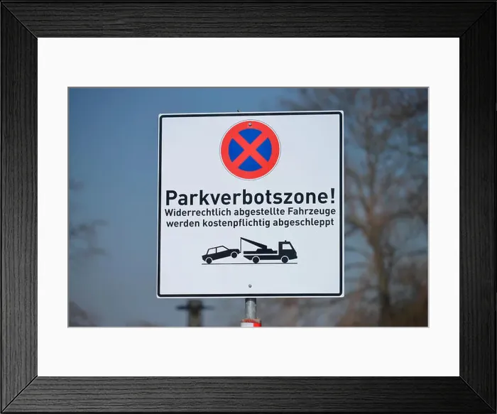 Framed Print : Parkverbot, Wilmersdorf, Berlin, Deutschland Framed Print : Parkverbot, Wilmersdorf, Berlin, Deutschland
